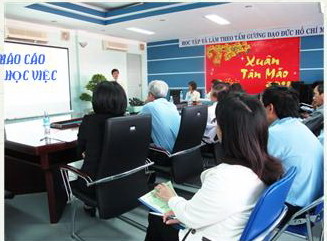 Hội đồng đánh giá đang nghe nhân viên báo cáo hoàn thành học và thử việc